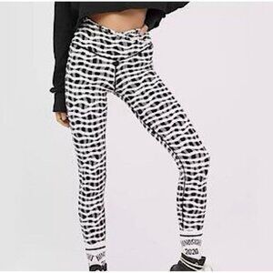 Aerie Offline Real Me Xtra 7/8 Black & White Optical Illusion Leggings Sz Medium